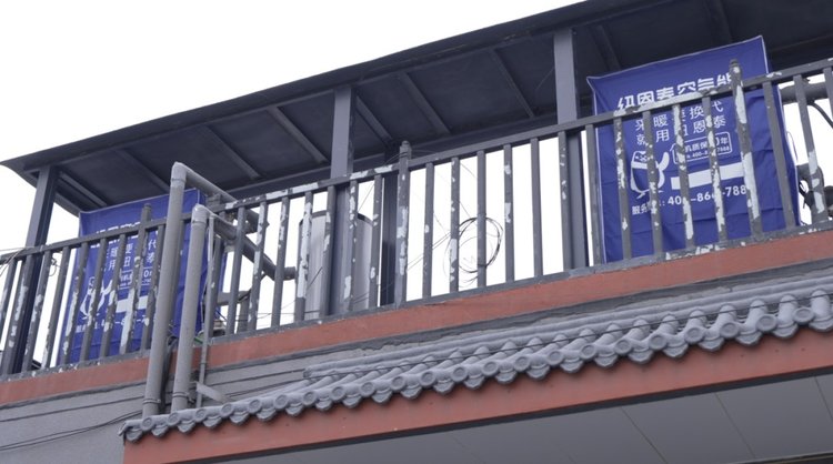 9888拉斯维加斯空气能表机装置在民居二楼露台