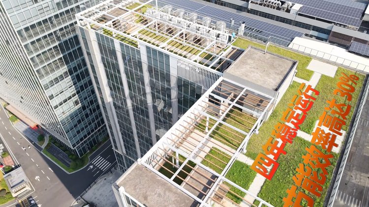 屋顶空气能热泵机组装置实景另一角度俯拍